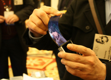 Graphene flexible OLED and AMOLED display will come soon in many mobiles